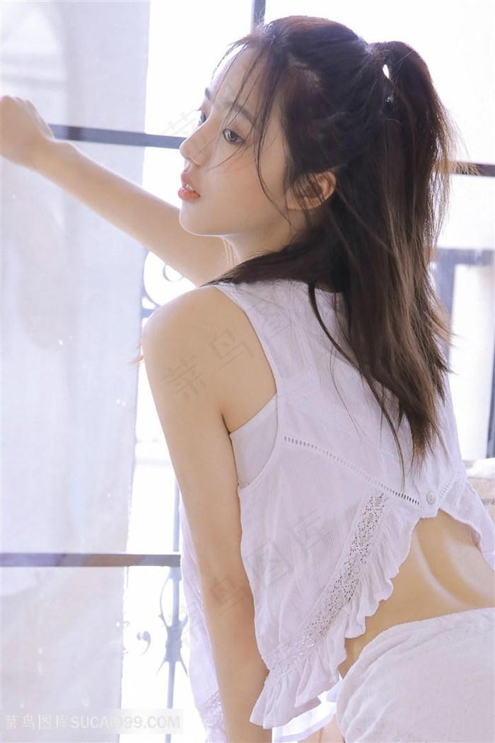 含着两个雪乳上下晃动人妻