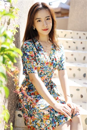 女仆主动张开双腿给主人调教