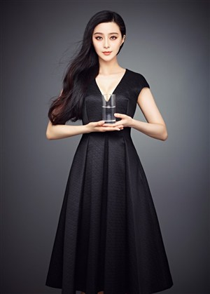 骑在突出的木棒上动来动去